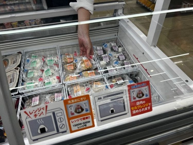 Cơm nắm đông lạnh được cung cấp ở cửa hàng Lawson. Cơm nắm đông lạnh được cung cấp ở cửa hàng Lawson.